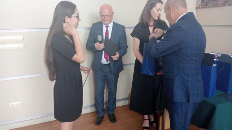 Gratulacje dla nagrodzonych uczniów oraz podziękowania dla rodziców i nauczycieli na zakończenie roku szkoln (118).jpg