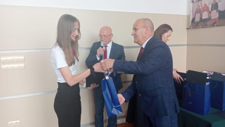 Gratulacje dla nagrodzonych uczniów oraz podziękowania dla rodziców i nauczycieli na zakończenie roku szkoln (119).jpg