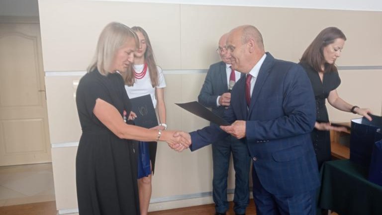 Gratulacje dla nagrodzonych uczniów oraz podziękowania dla rodziców i nauczycieli na zakończenie roku szkoln (120).jpg