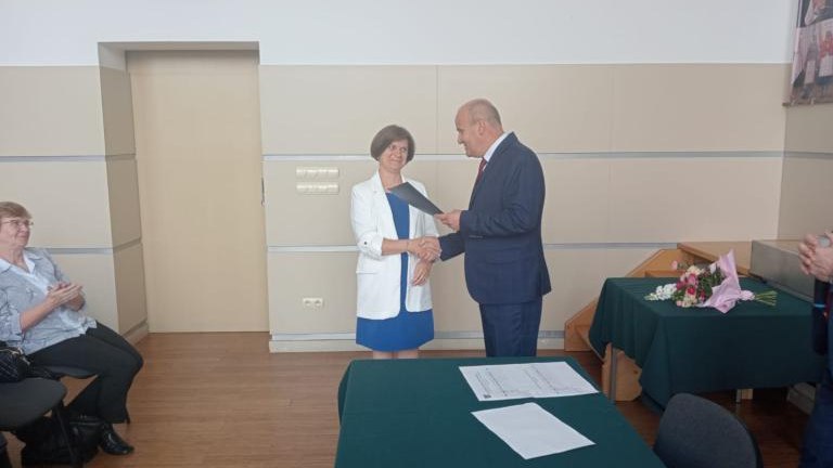 Gratulacje dla nagrodzonych uczniów oraz podziękowania dla rodziców i nauczycieli na zakończenie roku szkoln (122).jpg