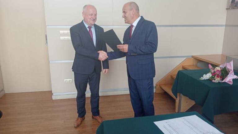 Gratulacje dla nagrodzonych uczniów oraz podziękowania dla rodziców i nauczycieli na zakończenie roku szkoln (123).jpg