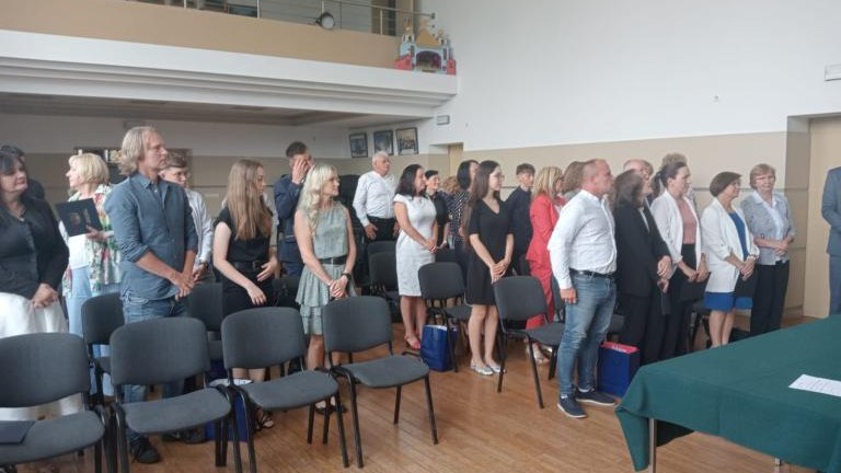 Gratulacje dla nagrodzonych uczniów oraz podziękowania dla rodziców i nauczycieli na zakończenie roku szkoln (126).jpg