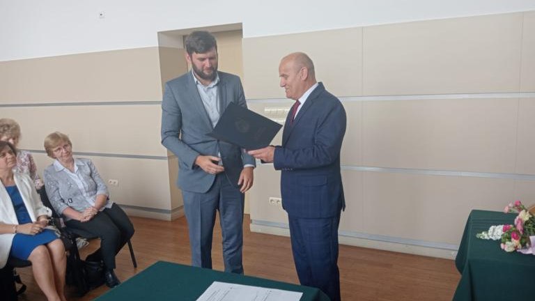 Gratulacje dla nagrodzonych uczniów oraz podziękowania dla rodziców i nauczycieli na zakończenie roku szkoln (127).jpg