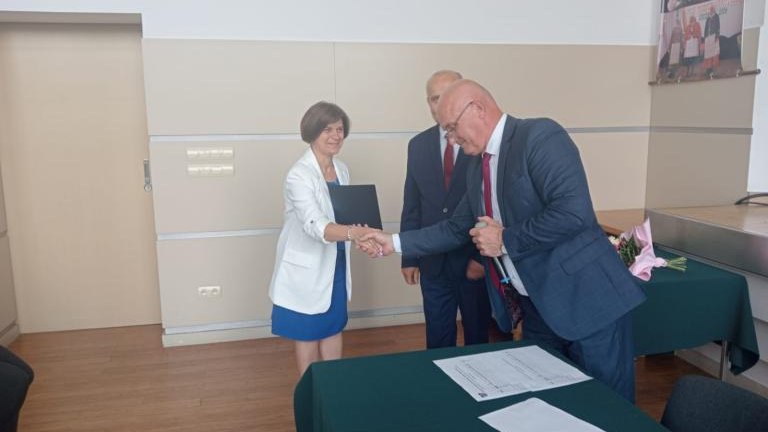 Gratulacje dla nagrodzonych uczniów oraz podziękowania dla rodziców i nauczycieli na zakończenie roku szkoln (129).jpg