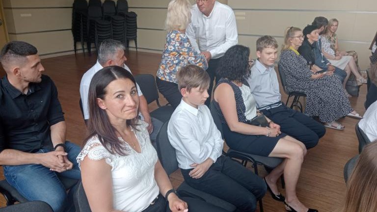 Gratulacje dla nagrodzonych uczniów oraz podziękowania dla rodziców i nauczycieli na zakończenie roku szkoln (13).jpg