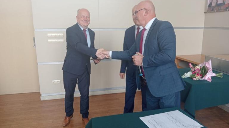 Gratulacje dla nagrodzonych uczniów oraz podziękowania dla rodziców i nauczycieli na zakończenie roku szkoln (134).jpg