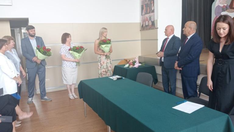 Gratulacje dla nagrodzonych uczniów oraz podziękowania dla rodziców i nauczycieli na zakończenie roku szkoln (135).jpg