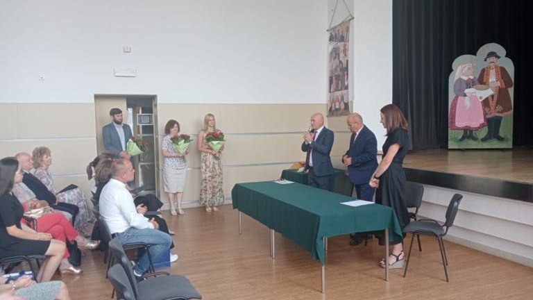 Gratulacje dla nagrodzonych uczniów oraz podziękowania dla rodziców i nauczycieli na zakończenie roku szkoln (136).jpg