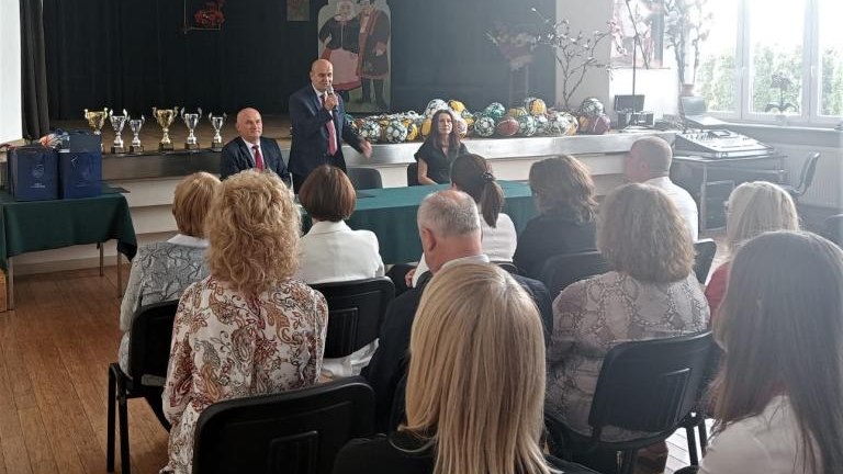 Gratulacje dla nagrodzonych uczniów oraz podziękowania dla rodziców i nauczycieli na zakończenie roku szkoln (23).jpg