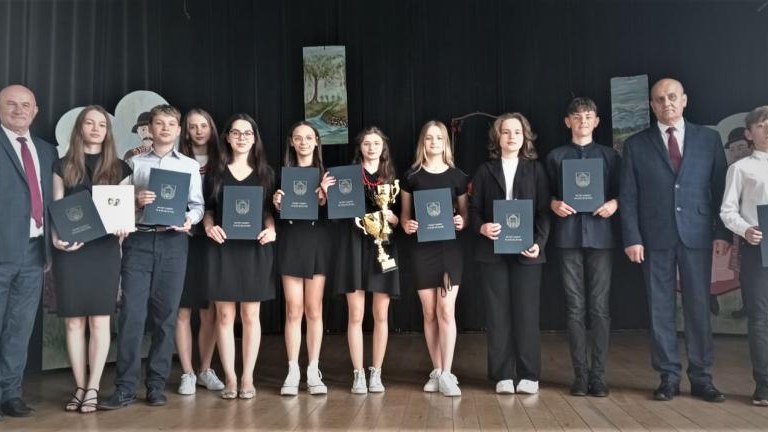 Gratulacje dla nagrodzonych uczniów oraz podziękowania dla rodziców i nauczycieli na zakończenie roku szkoln (28).jpg