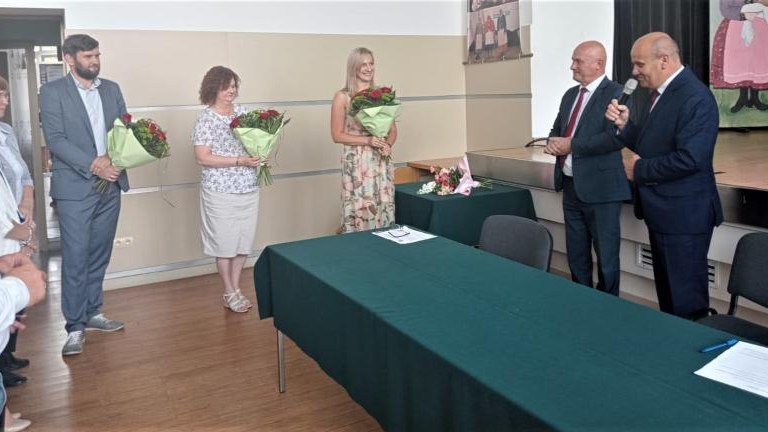 Gratulacje dla nagrodzonych uczniów oraz podziękowania dla rodziców i nauczycieli na zakończenie roku szkoln (38).jpg