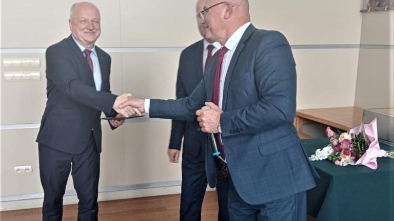 Gratulacje dla nagrodzonych uczniów oraz podziękowania dla rodziców i nauczycieli na zakończenie roku szkoln (39).jpg