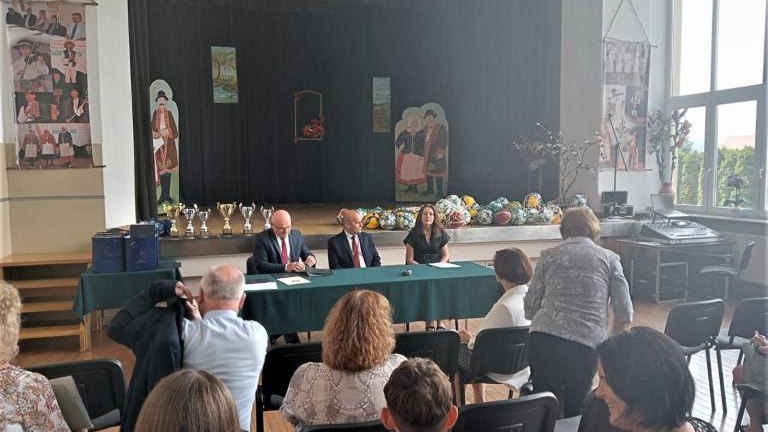 Gratulacje dla nagrodzonych uczniów oraz podziękowania dla rodziców i nauczycieli na zakończenie roku szkoln (4).jpg