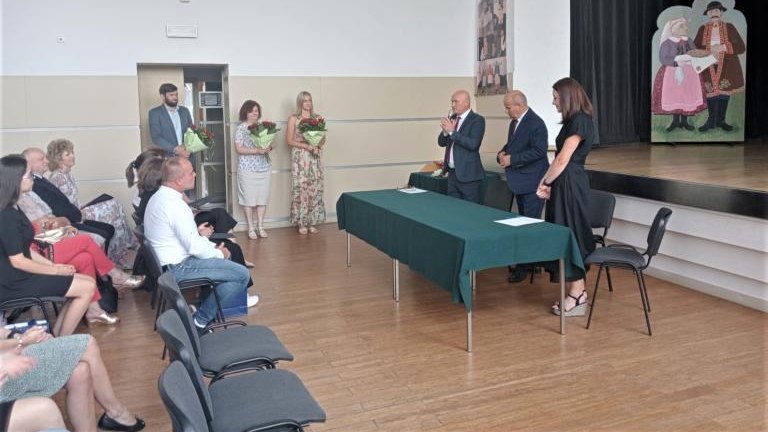 Gratulacje dla nagrodzonych uczniów oraz podziękowania dla rodziców i nauczycieli na zakończenie roku szkoln (41).jpg