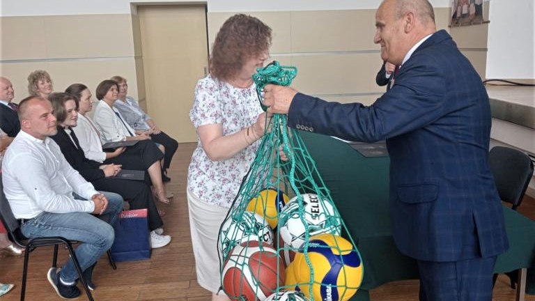 Gratulacje dla nagrodzonych uczniów oraz podziękowania dla rodziców i nauczycieli na zakończenie roku szkoln (42).jpg