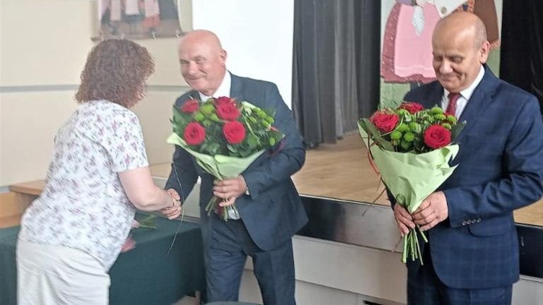 Gratulacje dla nagrodzonych uczniów oraz podziękowania dla rodziców i nauczycieli na zakończenie roku szkoln (44).jpg