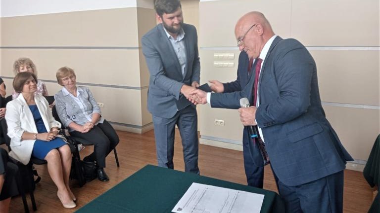Gratulacje dla nagrodzonych uczniów oraz podziękowania dla rodziców i nauczycieli na zakończenie roku szkoln (47).jpg