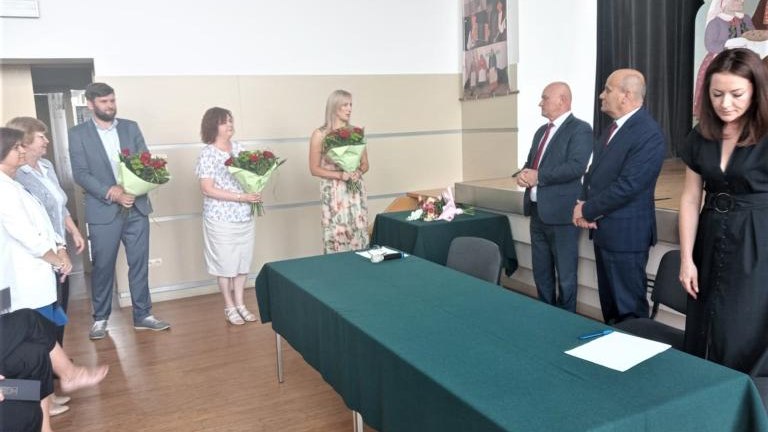 Gratulacje dla nagrodzonych uczniów oraz podziękowania dla rodziców i nauczycieli na zakończenie roku szkoln (48).jpg