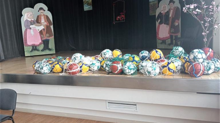 Gratulacje dla nagrodzonych uczniów oraz podziękowania dla rodziców i nauczycieli na zakończenie roku szkoln (5).jpg