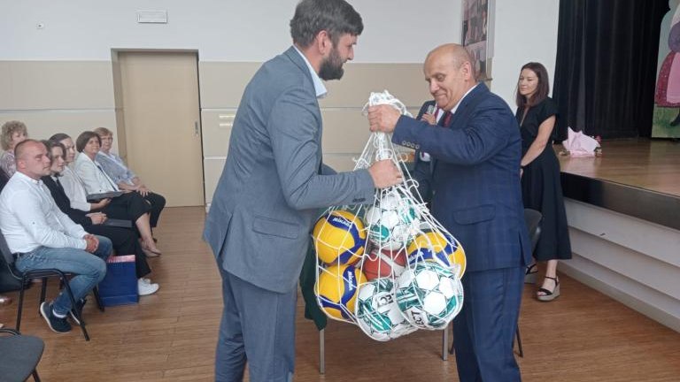 Gratulacje dla nagrodzonych uczniów oraz podziękowania dla rodziców i nauczycieli na zakończenie roku szkoln (51).jpg