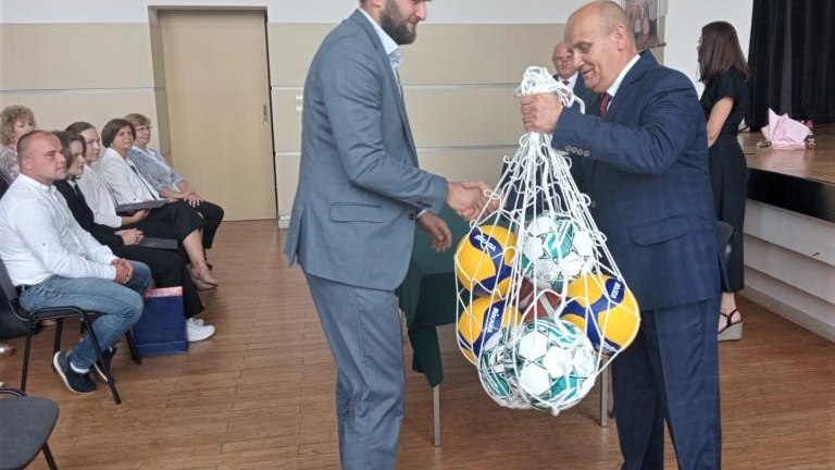 Gratulacje dla nagrodzonych uczniów oraz podziękowania dla rodziców i nauczycieli na zakończenie roku szkoln (53).jpg