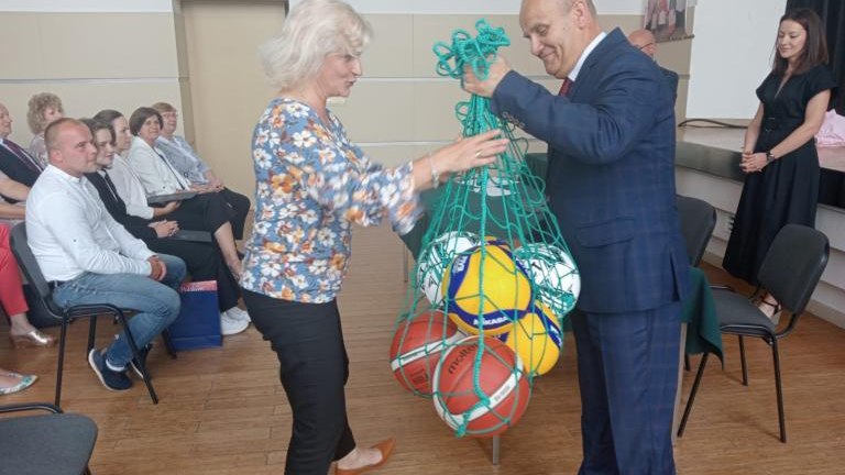 Gratulacje dla nagrodzonych uczniów oraz podziękowania dla rodziców i nauczycieli na zakończenie roku szkoln (55).jpg