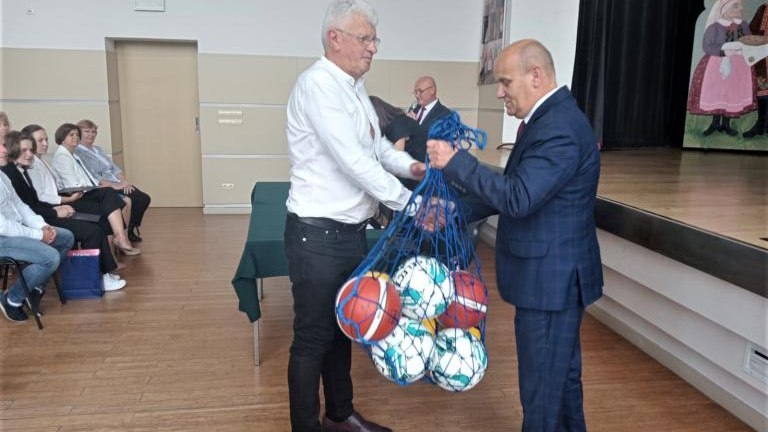 Gratulacje dla nagrodzonych uczniów oraz podziękowania dla rodziców i nauczycieli na zakończenie roku szkoln (57).jpg