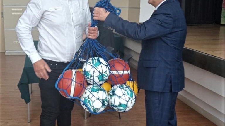 Gratulacje dla nagrodzonych uczniów oraz podziękowania dla rodziców i nauczycieli na zakończenie roku szkoln (58).jpg