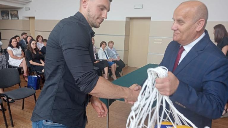 Gratulacje dla nagrodzonych uczniów oraz podziękowania dla rodziców i nauczycieli na zakończenie roku szkoln (59).jpg