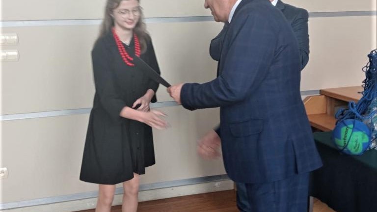 Gratulacje dla nagrodzonych uczniów oraz podziękowania dla rodziców i nauczycieli na zakończenie roku szkoln (60).jpg