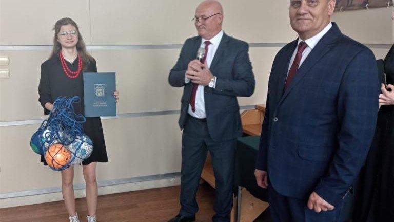 Gratulacje dla nagrodzonych uczniów oraz podziękowania dla rodziców i nauczycieli na zakończenie roku szkoln (61).jpg