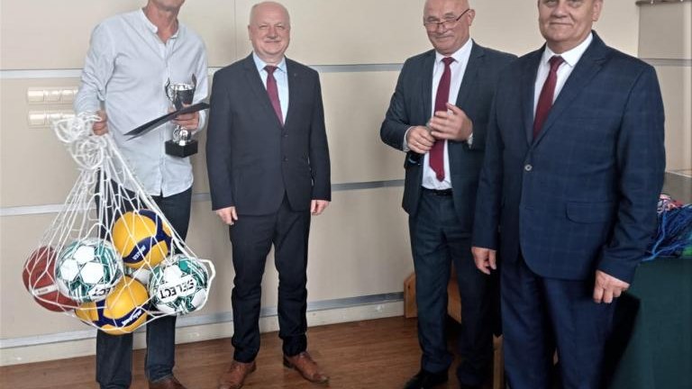 Gratulacje dla nagrodzonych uczniów oraz podziękowania dla rodziców i nauczycieli na zakończenie roku szkoln (64).jpg