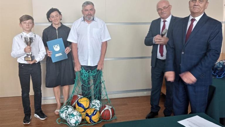 Gratulacje dla nagrodzonych uczniów oraz podziękowania dla rodziców i nauczycieli na zakończenie roku szkoln (65).jpg
