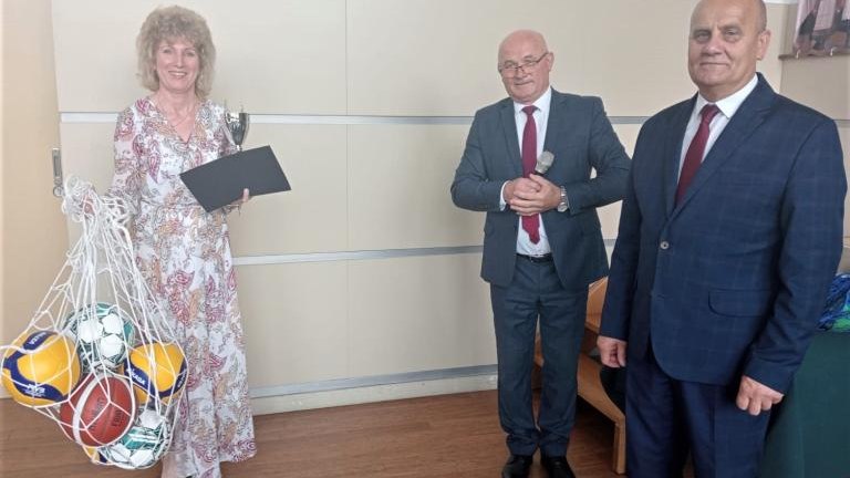 Gratulacje dla nagrodzonych uczniów oraz podziękowania dla rodziców i nauczycieli na zakończenie roku szkoln (67).jpg