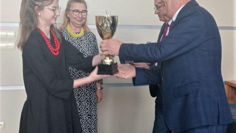 Gratulacje dla nagrodzonych uczniów oraz podziękowania dla rodziców i nauczycieli na zakończenie roku szkoln (68).jpg