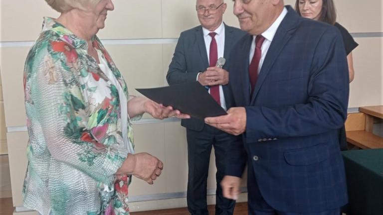 Gratulacje dla nagrodzonych uczniów oraz podziękowania dla rodziców i nauczycieli na zakończenie roku szkoln (69).jpg