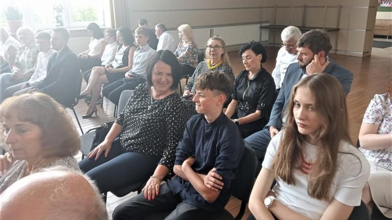 Gratulacje dla nagrodzonych uczniów oraz podziękowania dla rodziców i nauczycieli na zakończenie roku szkoln (7).jpg
