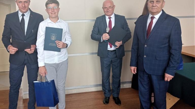 Gratulacje dla nagrodzonych uczniów oraz podziękowania dla rodziców i nauczycieli na zakończenie roku szkoln (70).jpg