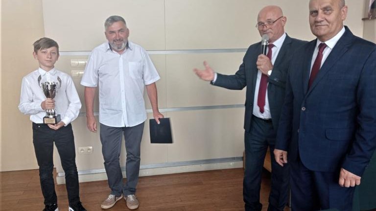 Gratulacje dla nagrodzonych uczniów oraz podziękowania dla rodziców i nauczycieli na zakończenie roku szkoln (71).jpg