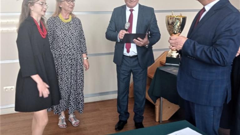 Gratulacje dla nagrodzonych uczniów oraz podziękowania dla rodziców i nauczycieli na zakończenie roku szkoln (72).jpg