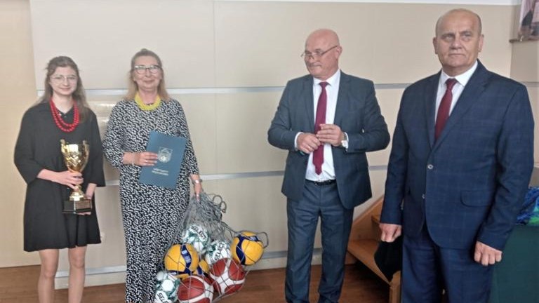 Gratulacje dla nagrodzonych uczniów oraz podziękowania dla rodziców i nauczycieli na zakończenie roku szkoln (73).jpg
