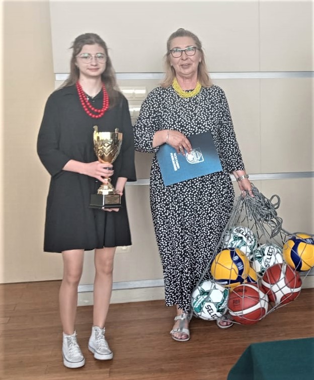 Gratulacje dla nagrodzonych uczniów oraz podziękowania dla rodziców i nauczycieli na zakończenie roku szkoln (74).jpg