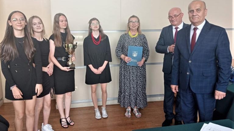 Gratulacje dla nagrodzonych uczniów oraz podziękowania dla rodziców i nauczycieli na zakończenie roku szkoln (75).jpg