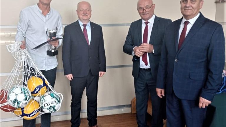 Gratulacje dla nagrodzonych uczniów oraz podziękowania dla rodziców i nauczycieli na zakończenie roku szkoln (76).jpg