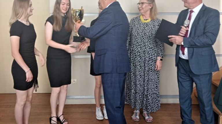 Gratulacje dla nagrodzonych uczniów oraz podziękowania dla rodziców i nauczycieli na zakończenie roku szkoln (77).jpg