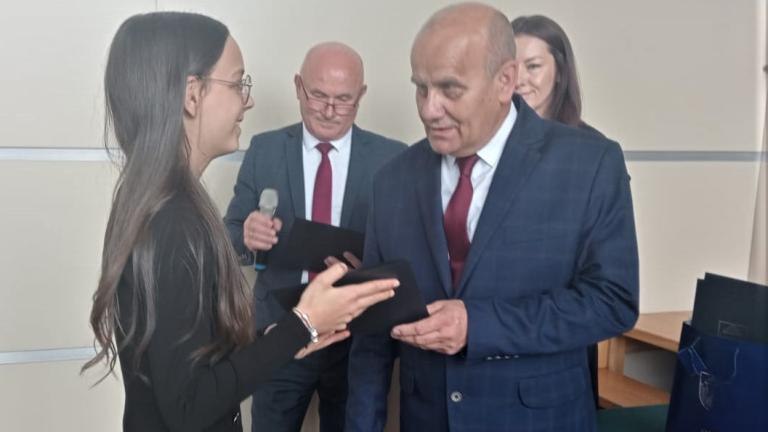 Gratulacje dla nagrodzonych uczniów oraz podziękowania dla rodziców i nauczycieli na zakończenie roku szkoln (78).jpg
