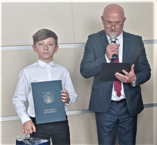 Gratulacje dla nagrodzonych uczniów oraz podziękowania dla rodziców i nauczycieli na zakończenie roku szkoln (79).jpg