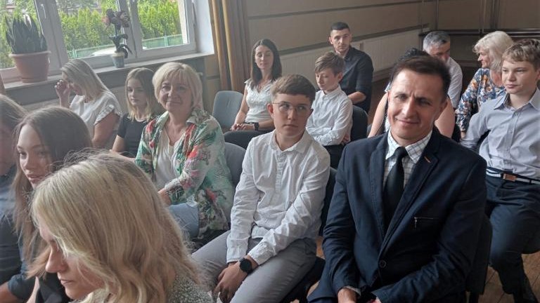 Gratulacje dla nagrodzonych uczniów oraz podziękowania dla rodziców i nauczycieli na zakończenie roku szkoln (8).jpg