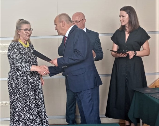 Gratulacje dla nagrodzonych uczniów oraz podziękowania dla rodziców i nauczycieli na zakończenie roku szkoln (80).jpg