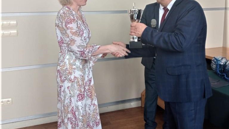Gratulacje dla nagrodzonych uczniów oraz podziękowania dla rodziców i nauczycieli na zakończenie roku szkoln (81).jpg
